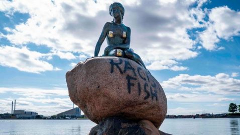 Статую Русалочки в Копенгагене обозвали «расистской рыбой»