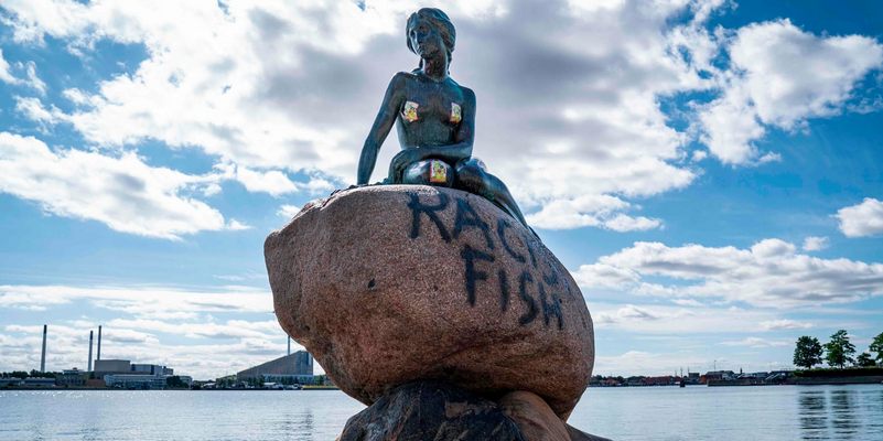 Статую Русалочки в Копенгагене обозвали «расистской рыбой»