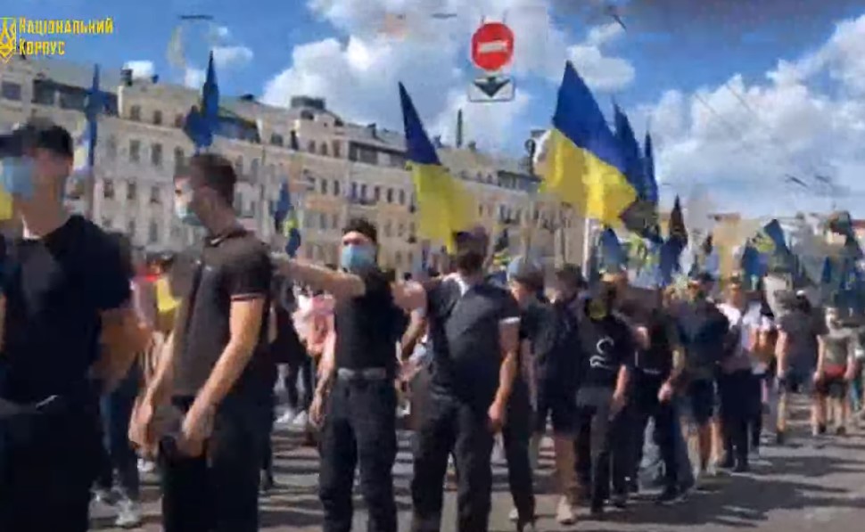 Нацкорпус проводит шествие в центре Киева