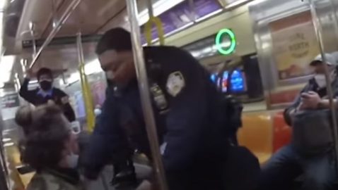 В метро Нью-Йорка полицейский избил пассажира (видео)