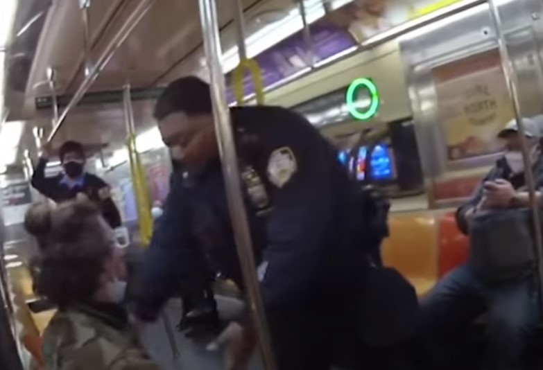 В метро Нью-Йорка полицейский избил пассажира (видео)