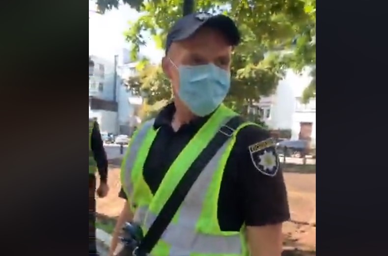 Полицейский назвал мовную митингующую «з*лупой конской»