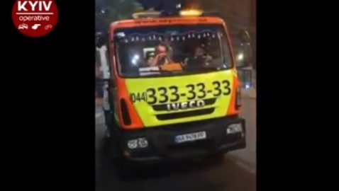 Водитель эвакуатора устроил стрельбу в центре Киева