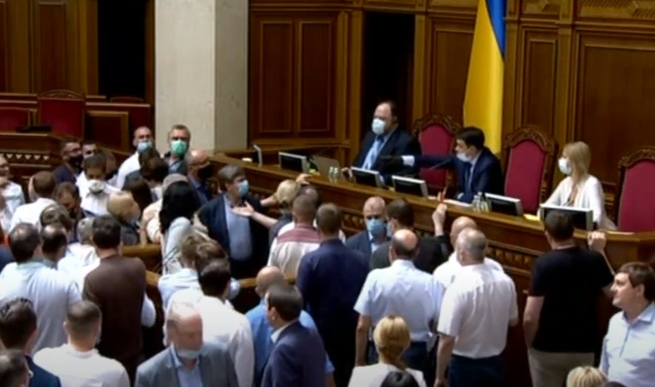Фракция Порошенко мешала принимать закон о поступлении детей Донбасса в вузы без ВНО