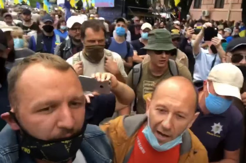 Сторонники Порошенко напали на журналиста