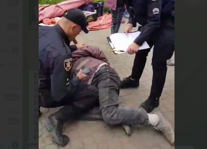 В Черновцах полицейские душили пенсионера за продажу овощей (видео)