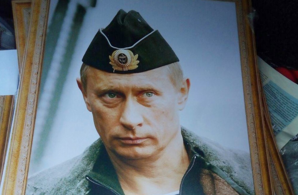 ГПСУ: нервный мужчина вез из Молдовы портреты Путина