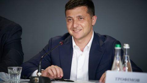 Зеленский просит Раду отменить ограничения по зарплатам чиновников