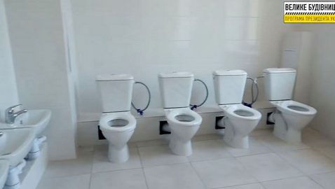 В детсаду под Киевом забыли установить туалетные кабинки после ремонта в рамках «Большого строительства»