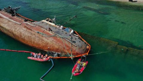 В Одессе приступили к подъёму затонувшего танкера Delfi