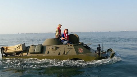 При форсировании Керченского пролива затонула бронемашина БРДМ-2