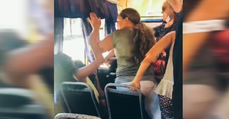 Девушка заплатила за два места в маршрутке, чтобы никто не сел рядом, но её избили пассажиры (видео)