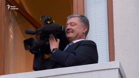 Под судом Порошенко разбил камеру журналистов