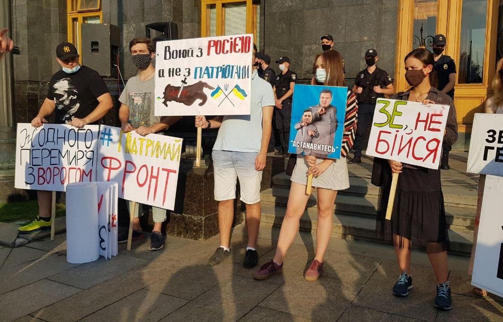 Акция против перемирия началась гимном «Томос-тура» и криками «Путин — х@ло, Зеленский — ссыкло»