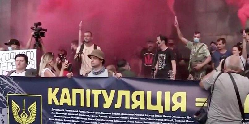 Митингующие против перемирия отправились к соседям Зеленского с криками «Ермак — му@ак»