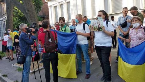 В Харькове пикетировали посольство РФ из-за смерти 3-летнего сына Руслана Сулейманова