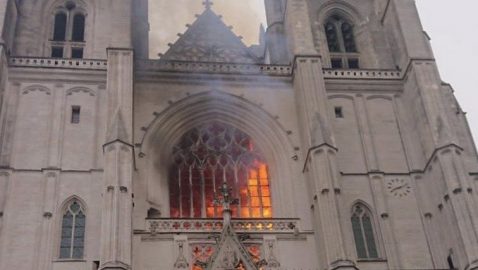 Во Франции горит собор Петра и Павла в Нанте (видео)