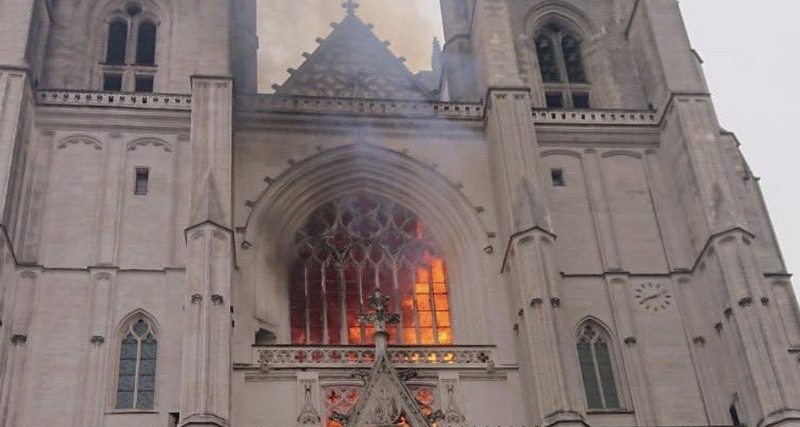 Во Франции горит собор Петра и Павла в Нанте (видео)