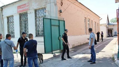 В Мариуполе мужчина напал на синагогу с топором и забросал здание фекалиями