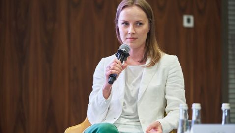 Вместо Вакарчука: ЦИК признала избранным нардепом жену экс-министра обороны