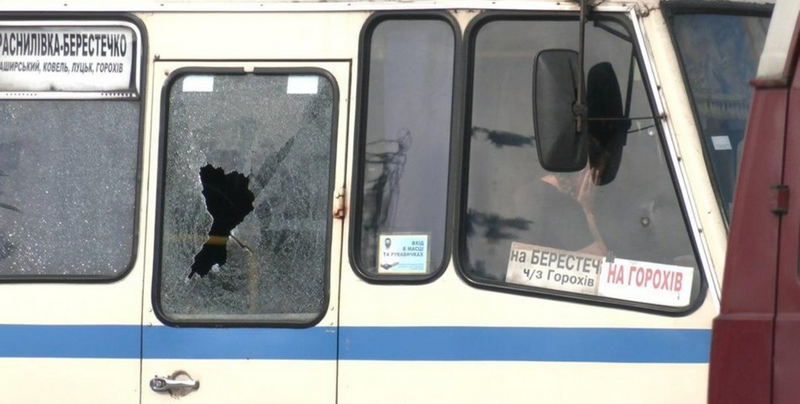 В Луцке у захваченного автобуса прозвучали три взрыва