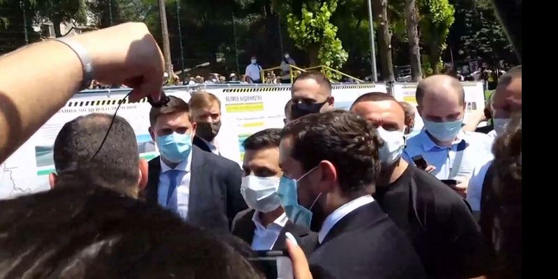 В Одессе Зеленского встретили криками «За что нас убивают?», но президент не отреагировал - 3 - изображение