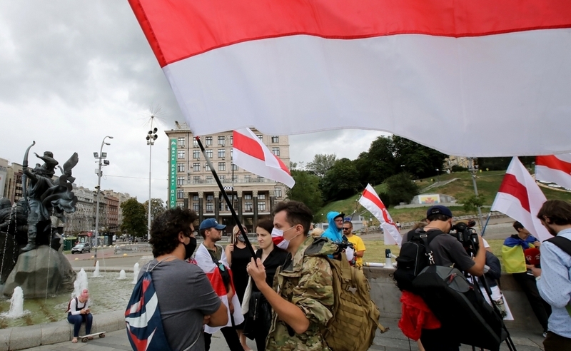 В Киеве 15 человек вышли на Майдан и поддержали честные выборы в Беларуси - 1 - изображение