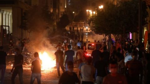 Из-за взрыва в Бейруте начались антиправительственные протесты
