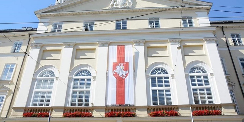 Мэрия Львова вывесила неофициальный флаг Беларуси