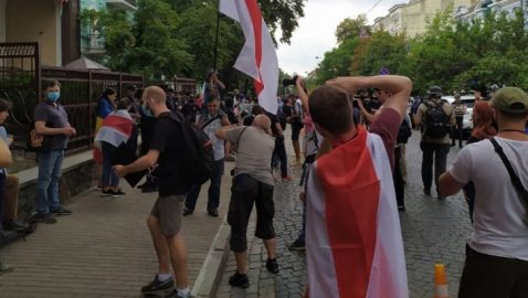 «Долой Луку-урода»: под посольством Беларуси в Украине началась акция протеста