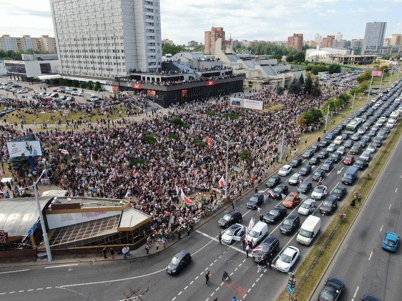 В Минске протестующие вышли попрощаться с погибшим демонстрантом - 4 - изображение