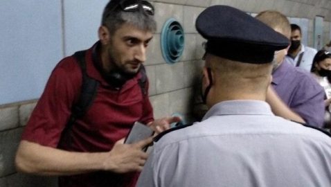 В метро Харькова полиция заставила «Топаза» надеть маску
