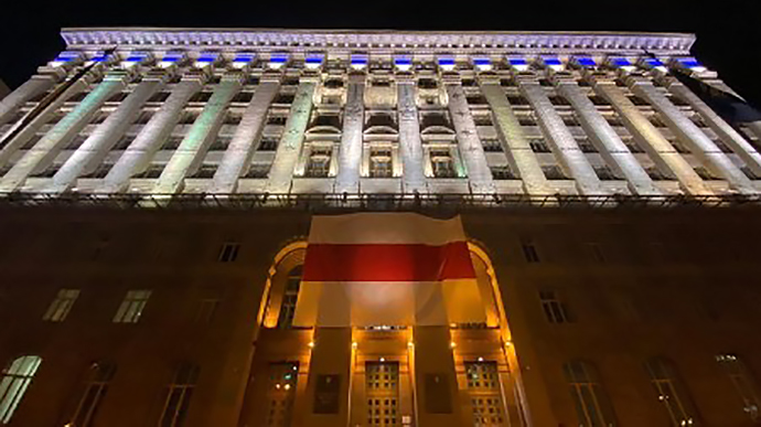 На здании КГГА вывесили флаг оппозиции Беларуси