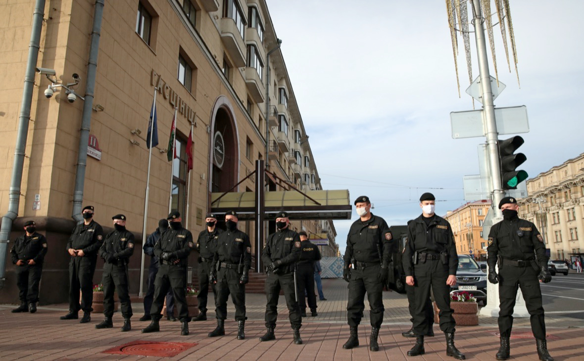 Протесты в Минске: милиция оцепила здания правительства и ЦИК