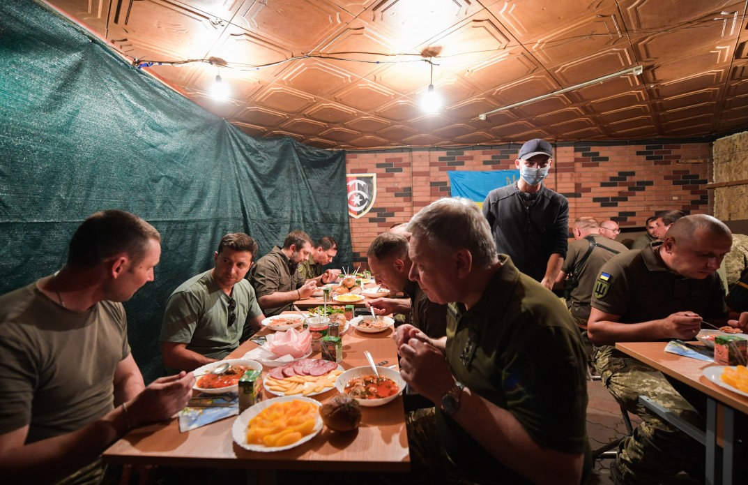 Зеленский на Донбассе: с военными иногда надо выпить, я так и делаю - 2 - изображение