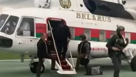 Оппозиция Беларуси призвала милицию проверить, кто дал автомат 15-летнему сыну Лукашенко