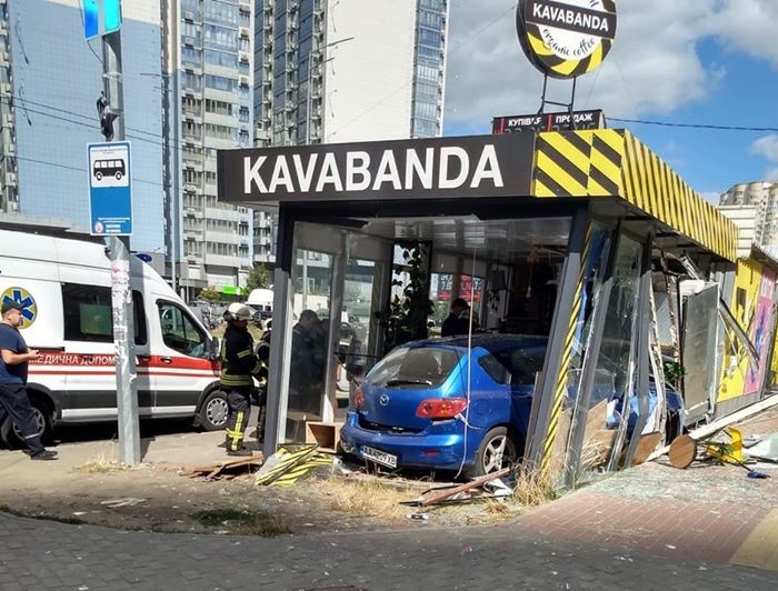 В Киеве авто влетело в кофейню