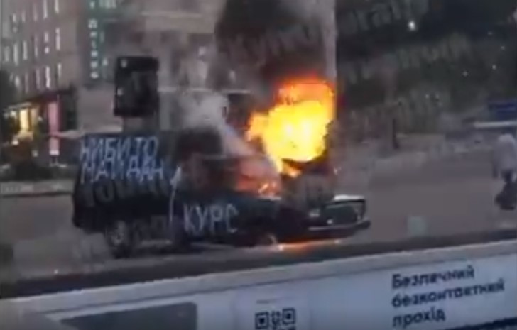 В Киеве на Крещатике мужчина поджег автомобиль