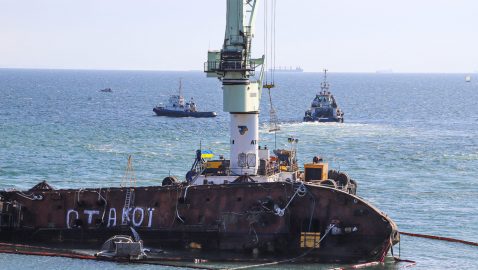 Отакої: в Одессе снова пытаются поднять танкер Delfi
