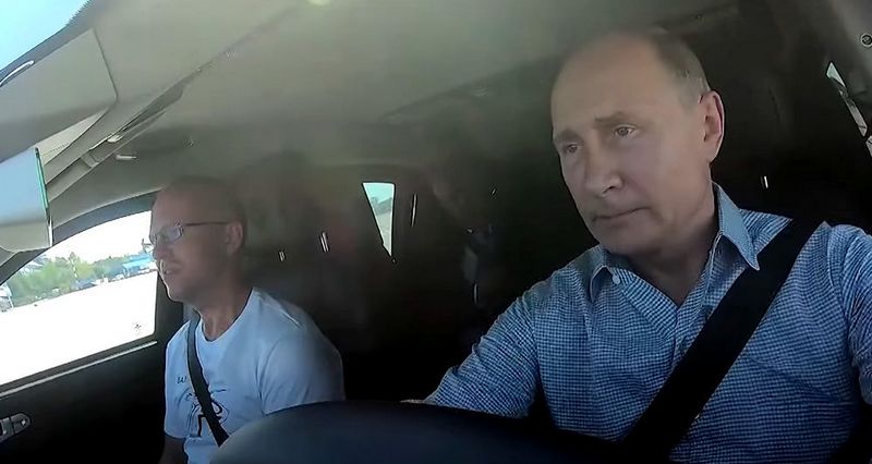 Появилось видео, как Путин проехал в «Аурусе» по крымской трассе «Таврида»