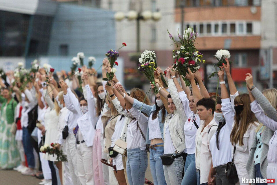 В Минске 250 женщин в белом и с цветами устроили акцию протеста