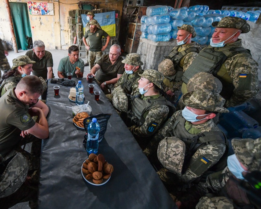 Зеленский на Донбассе: с военными иногда надо выпить, я так и делаю