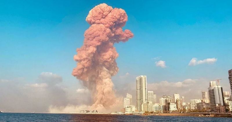 Мощный взрыв в порту Бейрута попал на видео