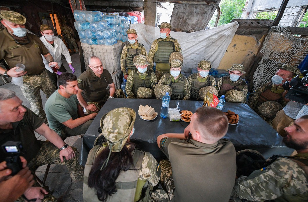 Зеленский на Донбассе: с военными иногда надо выпить, я так и делаю - 1 - изображение