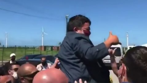 Президент Бразилии взял на руки вместо ребёнка мужчину с карликовостью (видео)