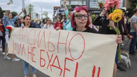 Протесты в Беларуси: в Минске протестующие вышли с цветами