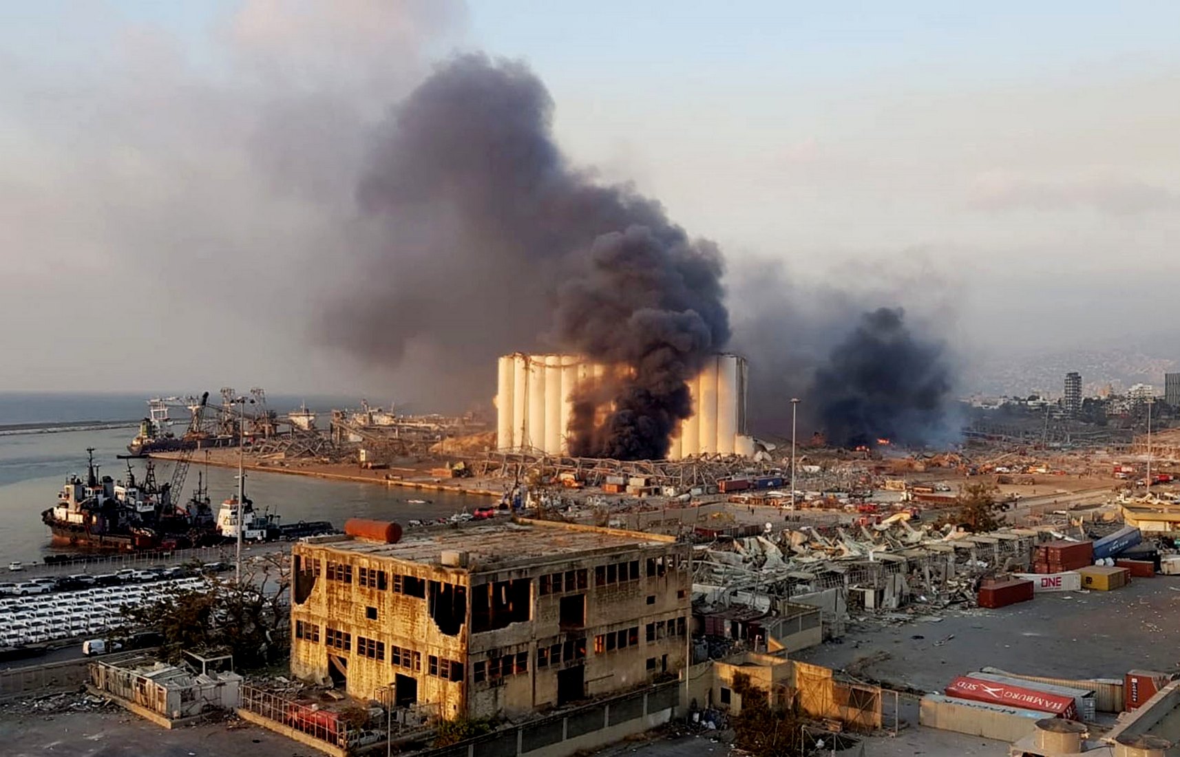 Во время взрыва в порту Бейрута находились два судна, прибывшие из Мариуполя