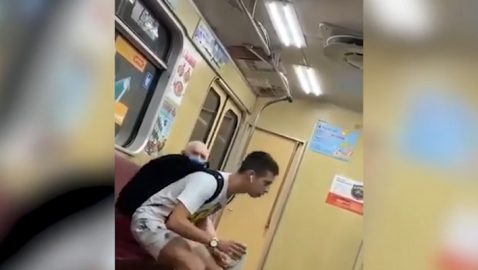 «Ты на меня дышишь своим ковидом!»: в харьковском метро пенсионер отчитал парня за отсутствие маски