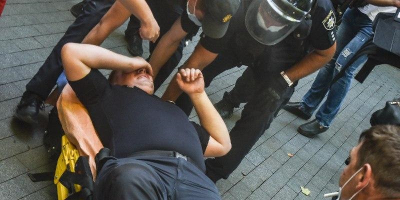 В Одессе радикалы разбили голову полицейскому во время ЛГБТ-марша