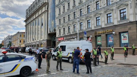 МВД: в киевском бизнес-центре террорист с бомбой захватил заложников